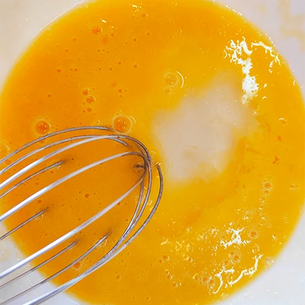 перемешайте яйцо и оливковое масло